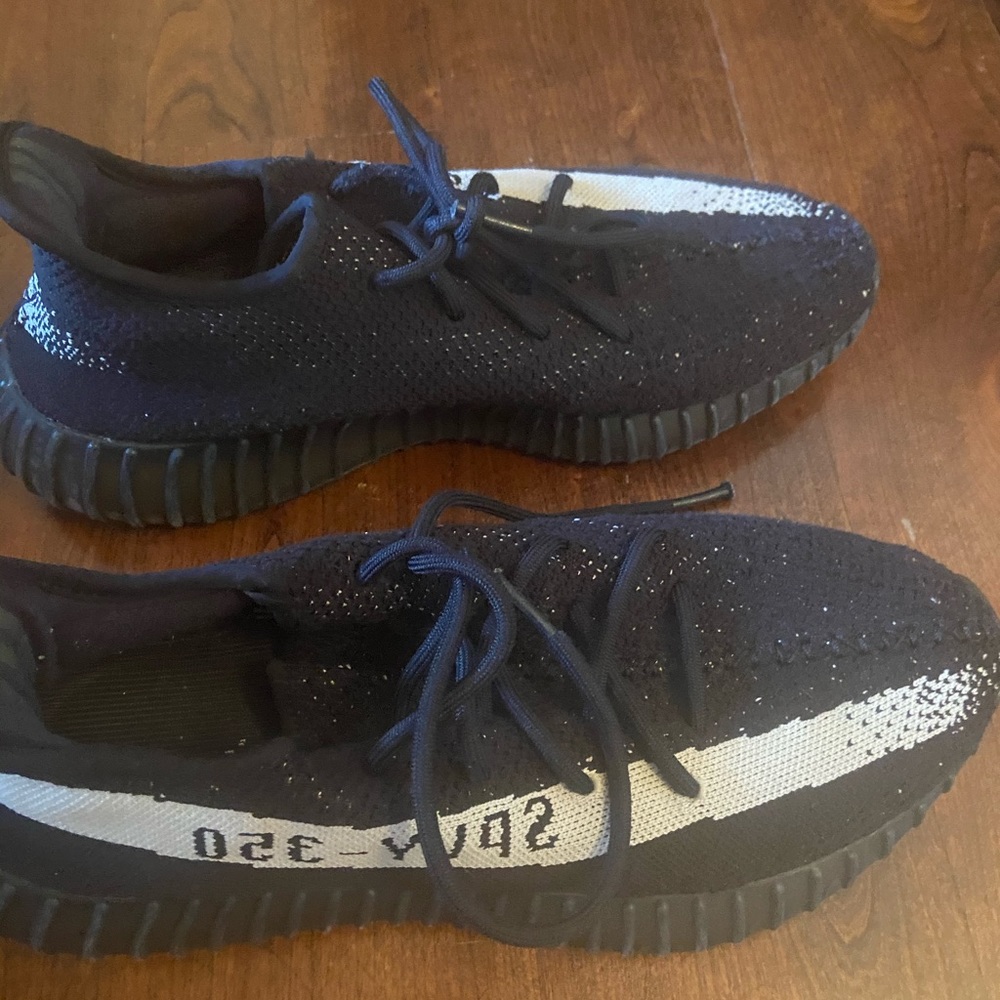 Men Adidas Yeezy Boost 350 V2 size 10 1/2